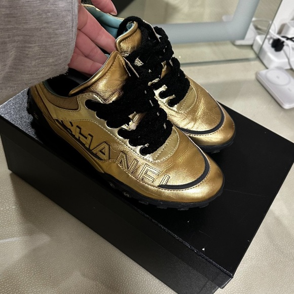 Black and gold Chanel sneakers - Picture 4 of 4